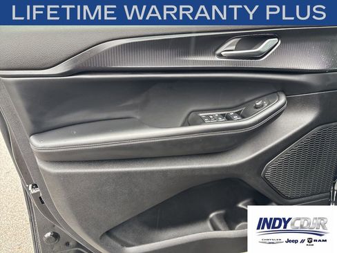 Used 2025 Jeep Grand Cherokee Laredo AWD/4WD image 8