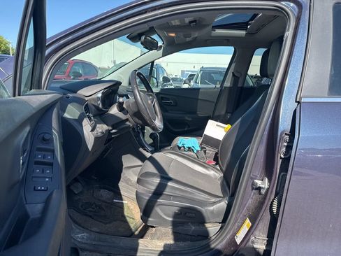 Used 2018 Chevrolet Trax LT w/ Sun & Sound Package FWD image 2