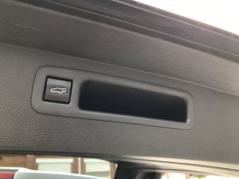 Used 2022 Toyota Highlander XLE AWD/4WD image 31