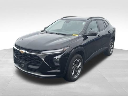 Used 2025 Chevrolet Trax LT w/ LT Convenience Package FWD image 6