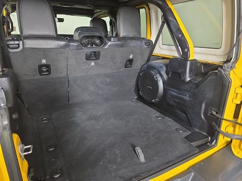 Used 2019 Jeep Wrangler Unlimited Sahara w/ Uconnect 4C Nav & Sound Group AWD/4WD image 26
