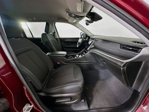 Used 2023 Jeep Grand Cherokee Laredo AWD/4WD image 29