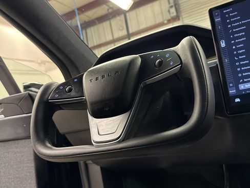 Used 2023 Tesla Model X Base image 10