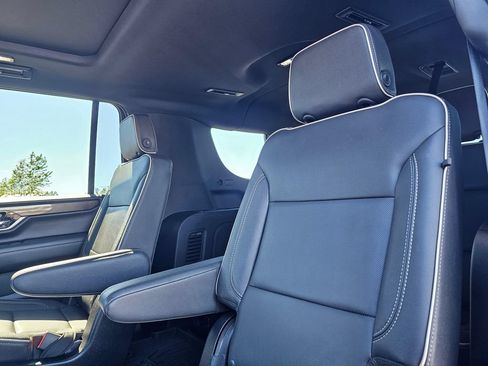 Used 2025 GMC Yukon XL Elevation w/ Elevation Premium Package AWD/4WD image 19