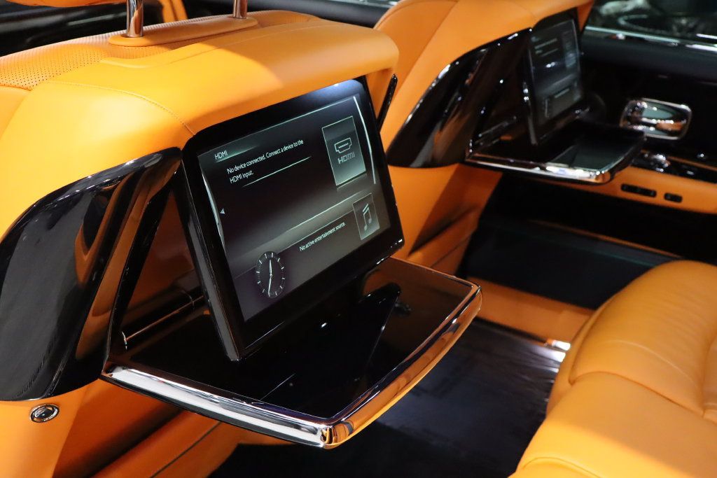 Used 2023 Rolls-Royce Phantom Sedan w/ Leather Finishing Pack RWD image 18