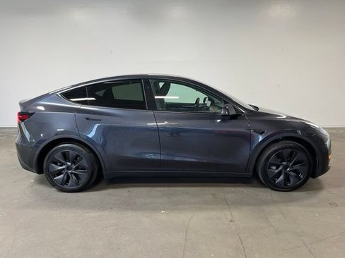 Used 2024 Tesla Model Y Long Range RWD image 2