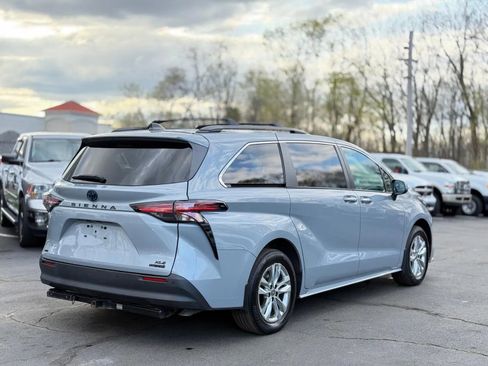 Used 2022 Toyota Sienna XLE Woodland Edition image 8