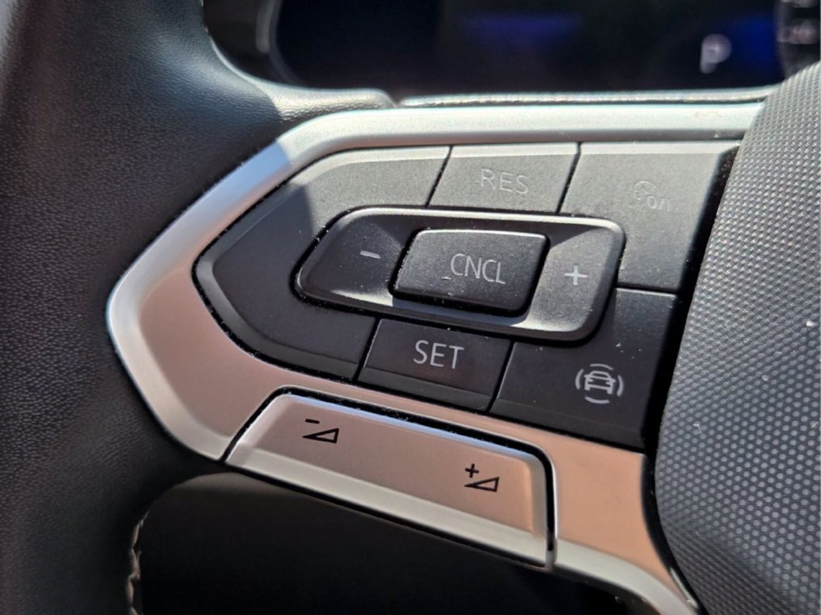 Used 2022 Volkswagen Taos SE w/ Panoramic Sunroof Package FWD image 31
