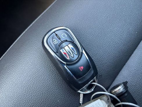 Used 2025 Buick Envista Sport Touring image 21