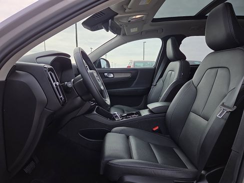 Used 2025 Volvo XC40 B5 Plus image 15