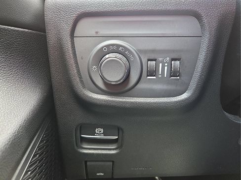 Used 2024 Jeep Grand Cherokee Altitude AWD/4WD image 18