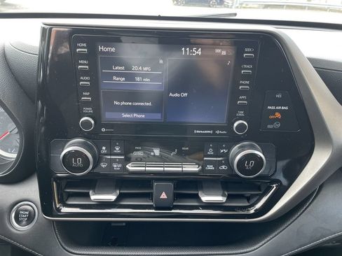 Used 2020 Toyota Highlander LE AWD/4WD image 18