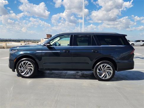 New 2025 Lincoln Navigator Reserve image 4