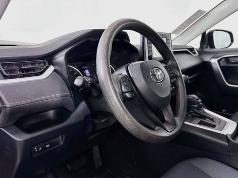 Used 2019 Toyota RAV4 LE FWD image 4
