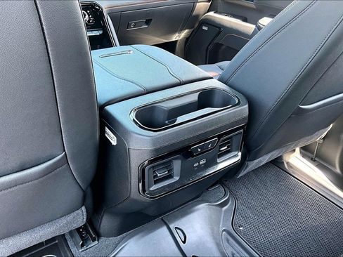 Used 2025 GMC Sierra 2500 AT4 w/ AT4 Premium Plus Package AWD/4WD image 11