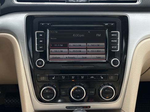Used 2012 Volkswagen Passat 2.5 SE FWD image 16