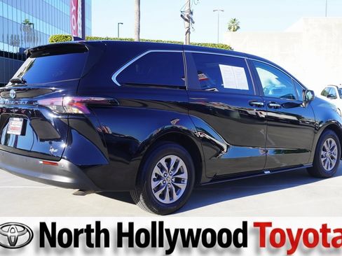 Used 2025 Toyota Sienna XLE image 7