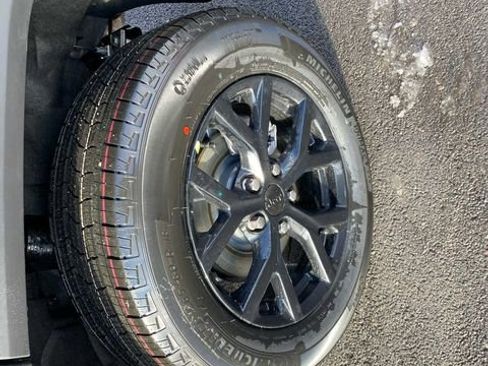 Used 2026 Jeep Grand Cherokee Altitude AWD/4WD image 9