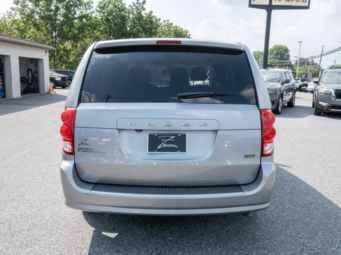 Used 2018 Dodge Grand Caravan SE w/ UConnect Hands-Free Group FWD image 9