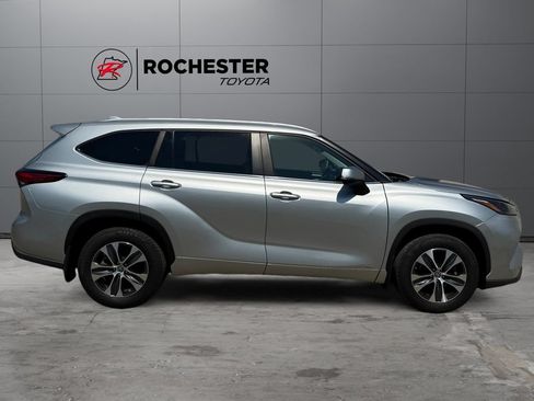 Used 2023 Toyota Highlander XLE AWD/4WD image 6