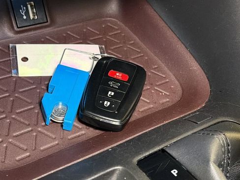 Used 2023 Toyota RAV4 Limited image 30