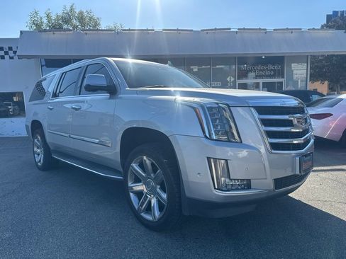 Used 2018 Cadillac Escalade ESV Luxury RWD image 3