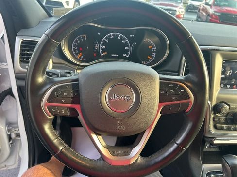 Used 2020 Jeep Grand Cherokee Laredo image 12