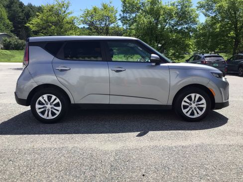 Used 2024 Kia Soul LX FWD image 8