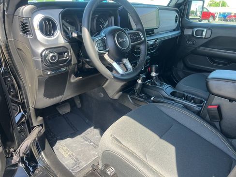 Used 2025 Jeep Wrangler Unlimited Sahara AWD/4WD image 24