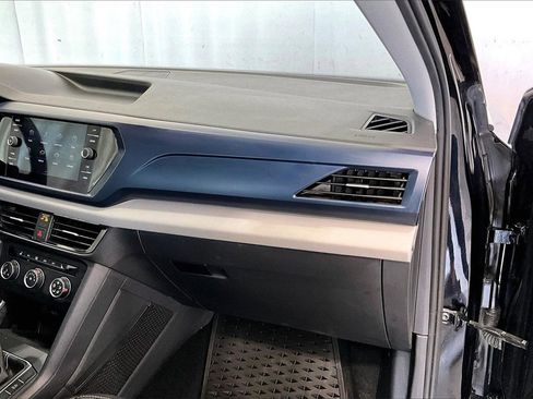 Used 2022 Volkswagen Taos SE w/ Panoramic Sunroof Package image 16