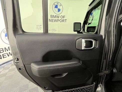 Used 2018 Jeep Wrangler Unlimited Sahara image 25