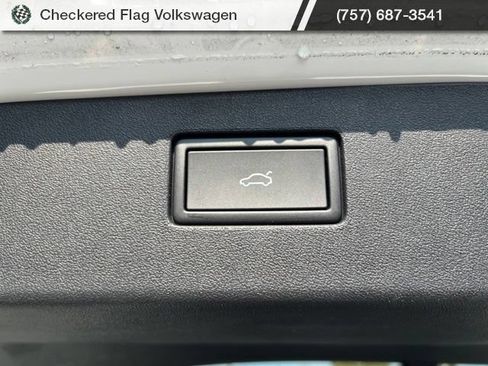 Used 2025 Volkswagen Tiguan SE AWD/4WD image 15