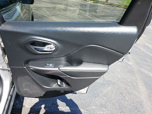 Used 2019 Jeep Cherokee Limited AWD/4WD image 17