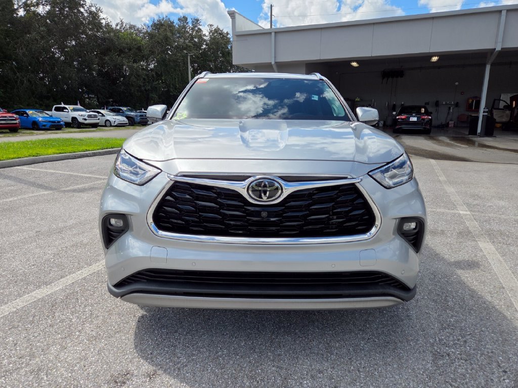 Certified 2022 Toyota Highlander Platinum FWD image 2