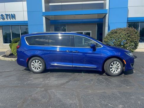Used 2018 Chrysler Pacifica Touring-L Plus w/ Advanced Safetytec Group FWD image 8