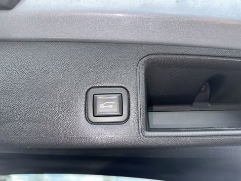 Used 2024 GMC Terrain SLT image 30