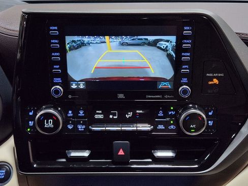 Used 2021 Toyota Highlander Limited image 38