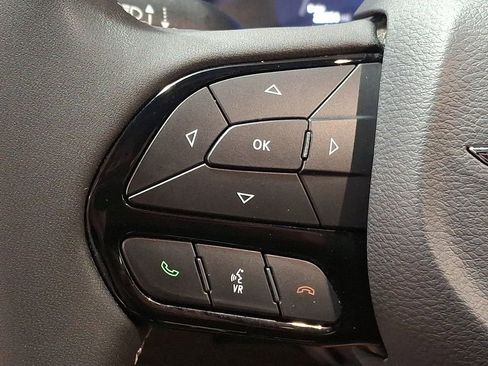 Used 2024 Chrysler Pacifica Select image 19