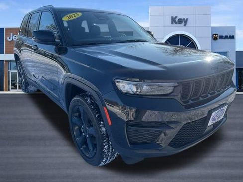 Used 2023 Jeep Grand Cherokee Altitude image 8