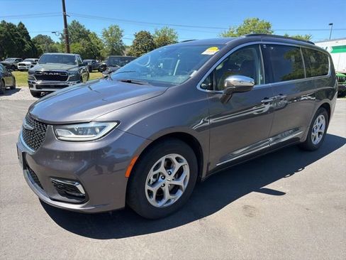Used 2023 Chrysler Pacifica Limited FWD image 7