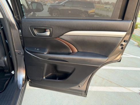 Used 2015 Toyota Highlander XLE image 16