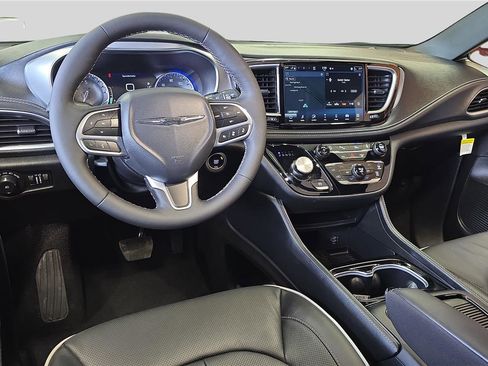 Used 2026 Chrysler Pacifica Limited image 17