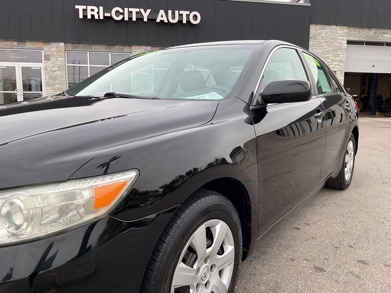 Used 2011 Toyota Camry LE FWD image 2