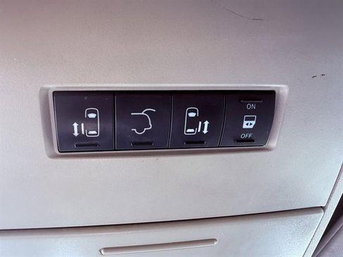 Used 2015 Chrysler Town & Country Touring image 30