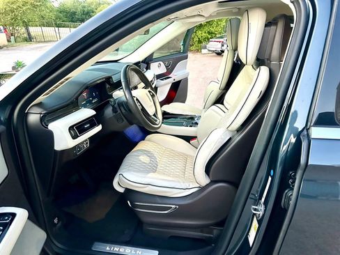 Used 2020 Lincoln Aviator Black Label AWD/4WD image 11