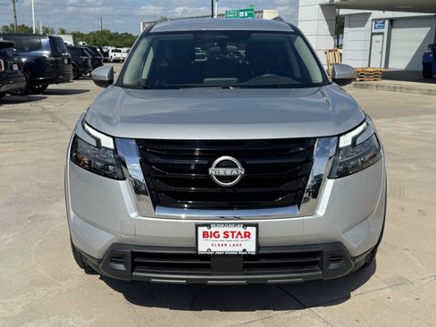 Used 2025 Nissan Pathfinder SV FWD image 3