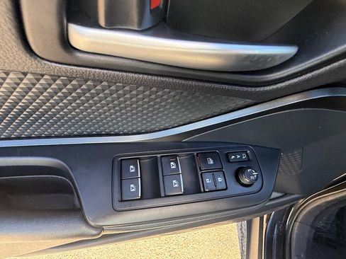 Used 2018 Toyota C-HR XLE FWD image 18