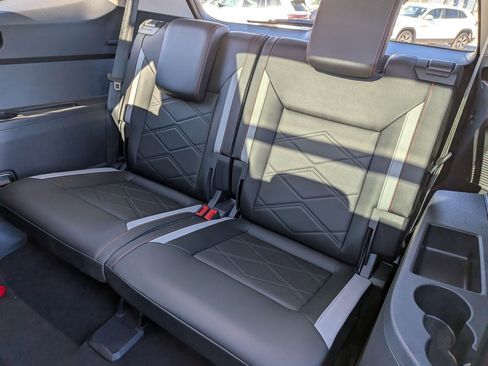 Used 2025 Volkswagen Atlas Peak Edition SE image 29