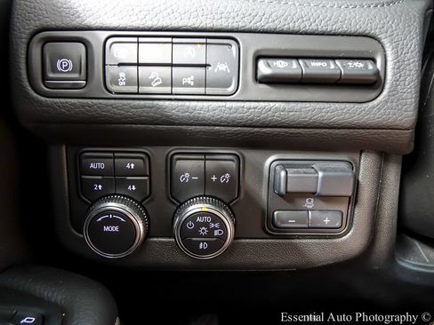 Used 2024 GMC Yukon Denali w/ Advanced Technology Package AWD/4WD image 22