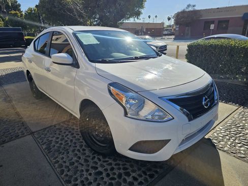 Used 2019 Nissan Versa SV FWD image 3